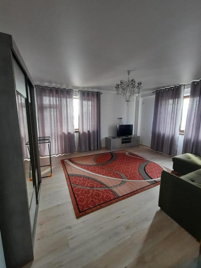 Diplomat - 2 Apartment Bishkek Bagian luar foto