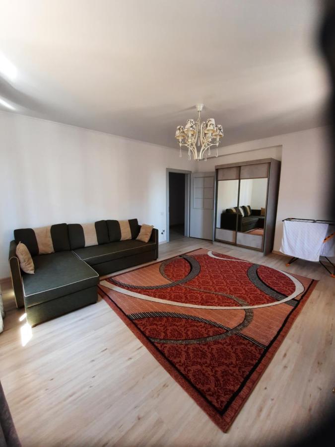Diplomat - 2 Apartment Bishkek Bagian luar foto