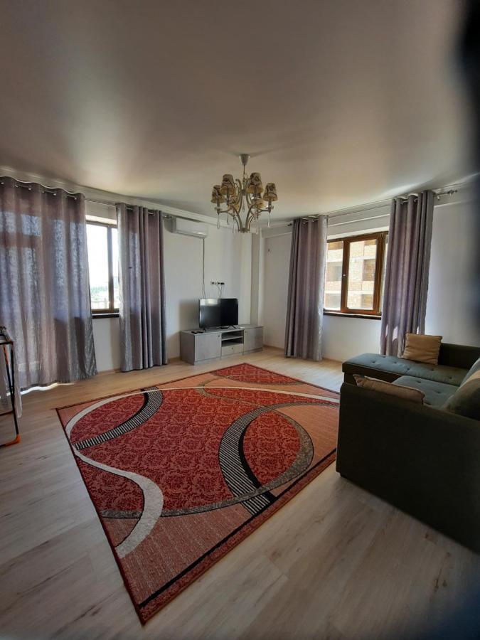 Diplomat - 2 Apartment Bishkek Bagian luar foto